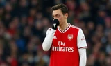 Mesut Ozil sẽ ở lại London để chăm sóc cô vợ sắp sinh.