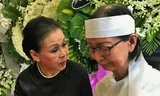 Khánh Ly nghẹn ngào đến viếng nhạc sĩ Nguyễn Văn Đông