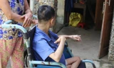 P. bị bại liệt phải ngồi xe lăn suốt 26 năm nay. Ảnh S.T