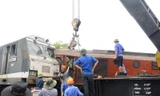 Tách rời hai đầu tàu gặp nạn, thông tuyến đường sắt Bắc - Nam
