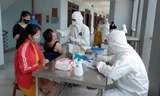Lực lượng chức năng lấy mẫu xét nghiệm tại khu cách ly tập trung