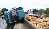 Xe tải chở keo lật ngang QL1A, hai người bị thương 
