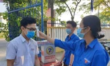 Thí sinh Quảng Nam đeo khẩu trang, đo thân nhiệt trước khi bước vào phòng thi