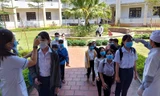 Thí sinh Quảng Nam đo thân nhiệt trước khi vào phòng thi tốt nghiệp THPT quốc gia. Ảnh H. Văn