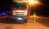 Chiếc xe chở quá tải trọng, tài xế cố thủ nhiều giờ đồng hồ trên xe. Ảnh CTV