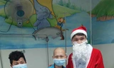 Ông già Noel đến giường bệnh trao quà cho trẻ ung thư