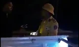 Tạm đình chỉ công tác CSGT vung tay, rọi đèn vào mặt người quay phim