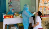 Lực lượng y tế lấy mẫu xét nghiệm cho người dân Quảng Nam