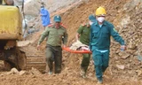 Đưa nạn nhân vụ sạt lở ra khỏi hiện trường. ảnh Nguyễn Thành