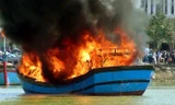 Chập điện, tàu cá bốc cháy trên biển, 11 ngư dân thoát chết