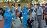 Nhân viên y tế lấy mẫu xét nghiệm cho người dân TP. Tam Kỳ