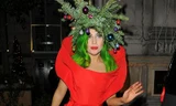 Lady Gaga gây sốc với tóc xanh lét và đầu cây thông Noel