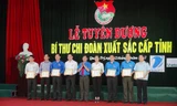 Trao phần thưởng cho các Bí thư Chi đoàn xuất sắc.