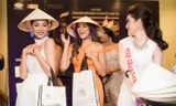 Á hậu Huyền My tặng nón lá cho Top 5 Hoa hậu Hoà bình thế giới
