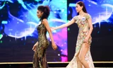 Mâu Thuỷ đỡ bạn diễn bị vấp suýt ngã tại đêm bán kết Hoa hậu hoàn vũ