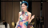Á hậu Thanh Tú khoe vai trần quyến rũ đi xem show Tinh hoa Bắc Bộ