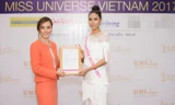 Nguyễn Thị Loan quyến rũ nhận dải băng 'Miss Universe Vietnam'