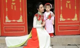 Á hậu Trịnh Kim Chi cùng con gái mặc áo dài đi lễ chùa đầu năm