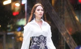Nguyễn Thị Loan catwalk 'xuất thần' dưới mưa trên phố đi bộ