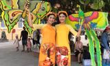 Ngọc Hân, Thanh Tú diện áo dài, diễu hành trên đường phố Huế