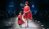 Xuân Lan, Hương Giang cùng đưa con gái lên sàn catwalk