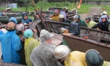 Ngư dân Đà Nẵng chủ động đưa tàu thuyền lên bờ, trú tránh bão.