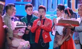 Mr. Đàm mang bánh và gấu bông tặng sinh nhật Vũ Hà trên sân khấu