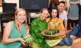 Á hậu Trịnh Kim Chi hướng dẫn Tổng lãnh sự Mỹ gói bánh chưng