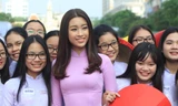 Hoa hậu Mỹ Linh cùng hàng ngàn bạn trẻ đồng diễn áo dài trên phố đi bộ