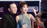 Hari Won cười 'tít mắt' bên Trấn Thành khi nhận giải thưởng âm nhạc