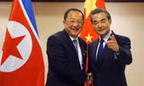 Ngoại trưởng Triều Tiên Ri Yong Ho và Ngoại trưởng Trung Quốc Vương Nghị. Ảnh: AP. 