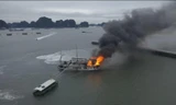 Hai tàu du lịch bốc cháy dữ dội trên vịnh Hạ Long