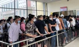 Mệt mỏi xếp hàng 5 tiếng làm thủ tục để sang Trung Quốc du lịch trong ngày 