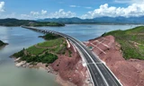Cận cảnh tuyến cao tốc băng rừng, vượt biển đẹp nhất Việt Nam