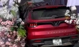 Mâu thuẫn cá nhân, điều khiển ô tô đâm đổ cổng hoa rạp cưới nhà hàng xóm