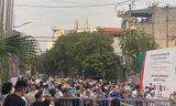 Hàng nghìn người thức xuyên đêm xếp hàng nhận vé mời trận bán kết bóng đá nữ SEA games