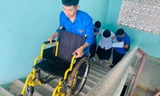 Xúc động hình ảnh tình nguyện viên bê xe lăn giúp thí sinh kịp giờ thi