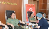 Thiếu tướng Đinh Văn Nơi cùng hơn 200 chiến sĩ, đoàn viên hiến máu