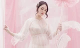 Á hậu Hoàng Anh mặc váy xuyên thấu khoe bụng bầu 8 tháng