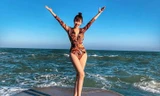 Thuý Ngân 'Gạo nếp gạo tẻ' nóng bỏng với bikini trên biển ngày đầu năm