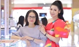 Á hậu Tú Anh gây bất ngờ khi khoe mẹ trẻ trung, sành điệu ở sự kiện