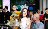 Hoa hậu Khánh Vân bị hàng trăm fans 'bao vây' khi về đến TP. HCM