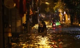 Mưa to kéo dài giữa đêm khiến nhiều tuyến phố Hà Nội ngập nặng 