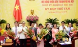 Lãnh đạo thành phố Hà Nội chúc mừng các đồng chí được giao nhiệm vụ mới.