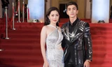 Á hậu Phương Nga mặc váy xẻ gợi cảm, tình tứ bên bạn trai Bình An trên thảm đỏ