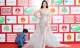Khánh Thi được con trai chỉnh váy dạ hội trên thảm đỏ