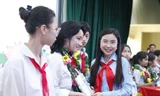 Chị Nguyễn Phạm Duy Trang - Bí thư Trung ương Đoàn, Chủ tịch Hội đồng Đội Trung ương trao học bổng tặng các em thiếu nhi có hoàn cảnh khó khăn. Ảnh: Nguyễn Thắng.
