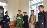 Nguyễn Mạnh Tuân (ngoài cùng bên trái) bị Công an Bắc Giang bắt giữ