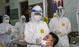 Cơ quan chức năng tỉnh Bắc Ninh lấy mẫu xét nghiệm cho người dân
