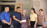 Thăm gia đình có 4 người tử vong và tặng quà cho học sinh bị ảnh hưởng do bão số 3 tại Hoà Bình